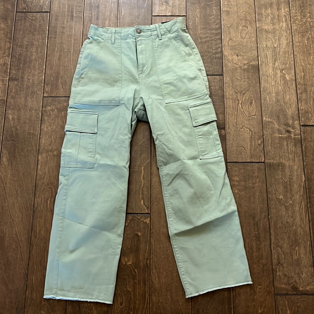 GREEN HOLLISTER CARGO JEANS NEVER WORN very stretchy so cute very flattering!